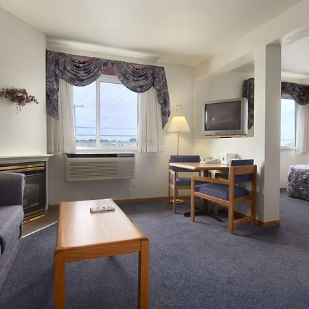 Super 8 By Wyndham Swift Current Hotell Rum bild
