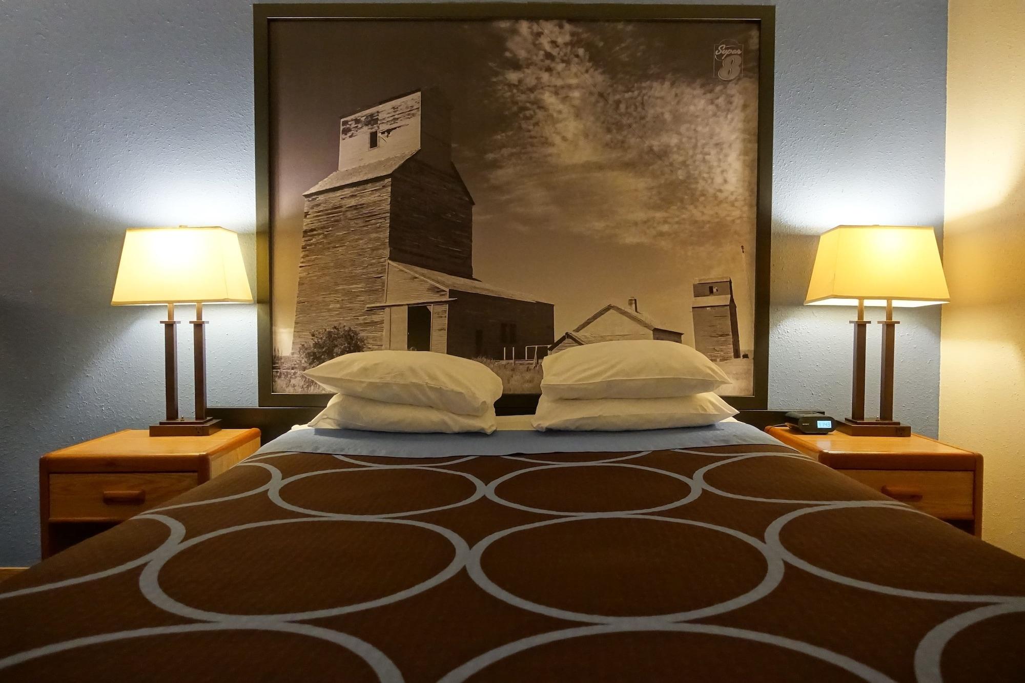 Super 8 By Wyndham Swift Current Hotell Exteriör bild