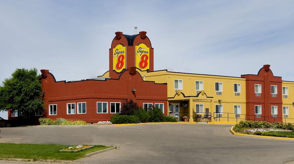 Super 8 By Wyndham Swift Current Hotell Exteriör bild