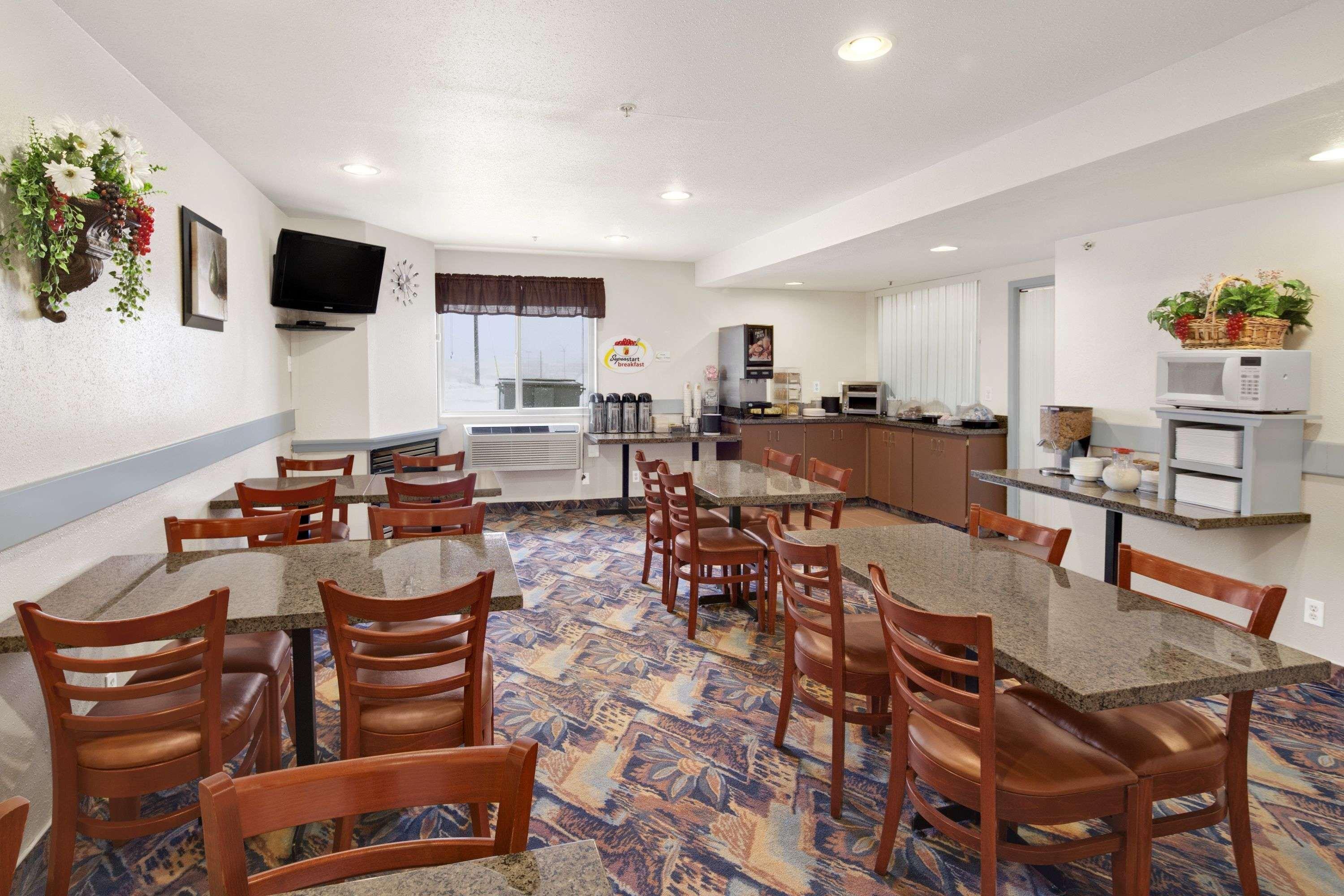 Super 8 By Wyndham Swift Current Hotell Exteriör bild