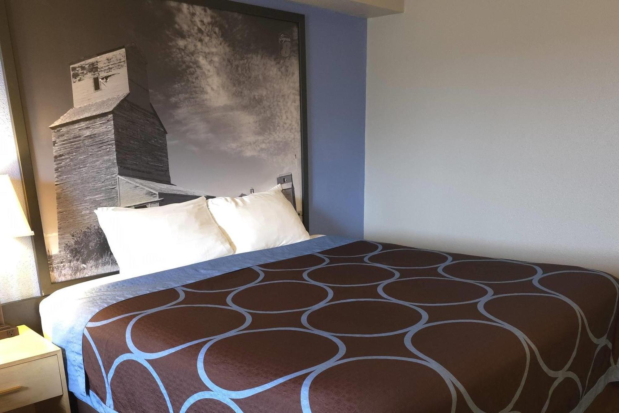 Super 8 By Wyndham Swift Current Hotell Exteriör bild