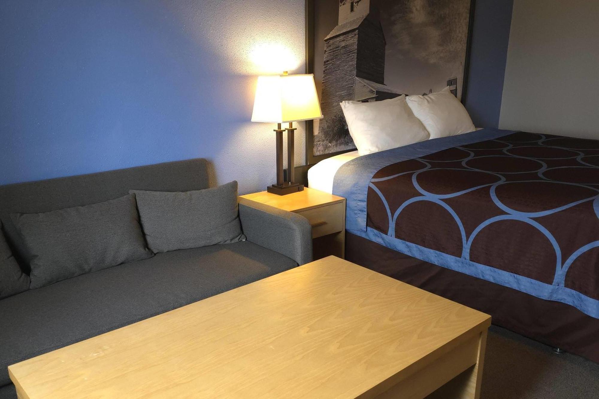 Super 8 By Wyndham Swift Current Hotell Exteriör bild