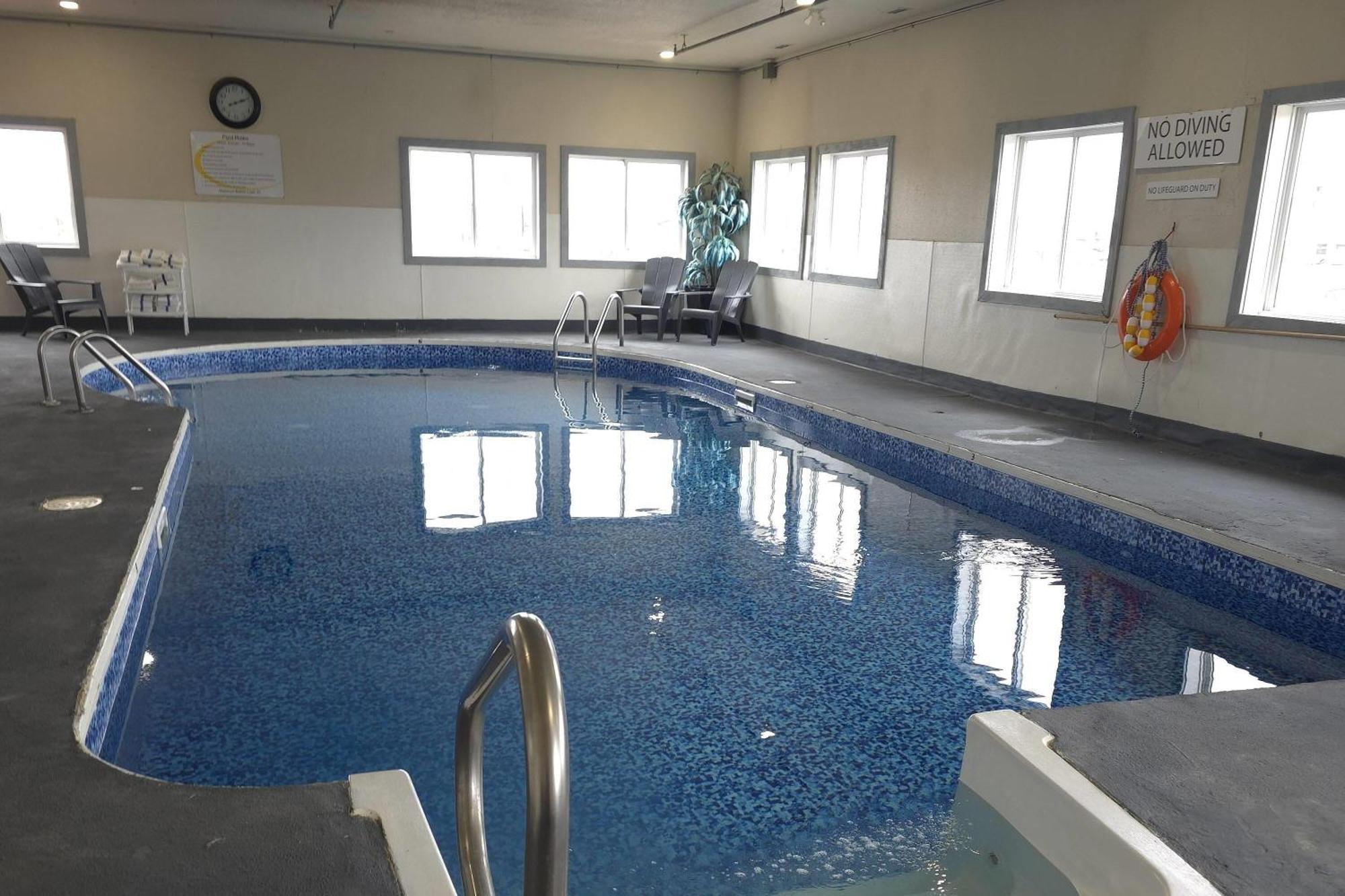 Super 8 By Wyndham Swift Current Hotell Exteriör bild