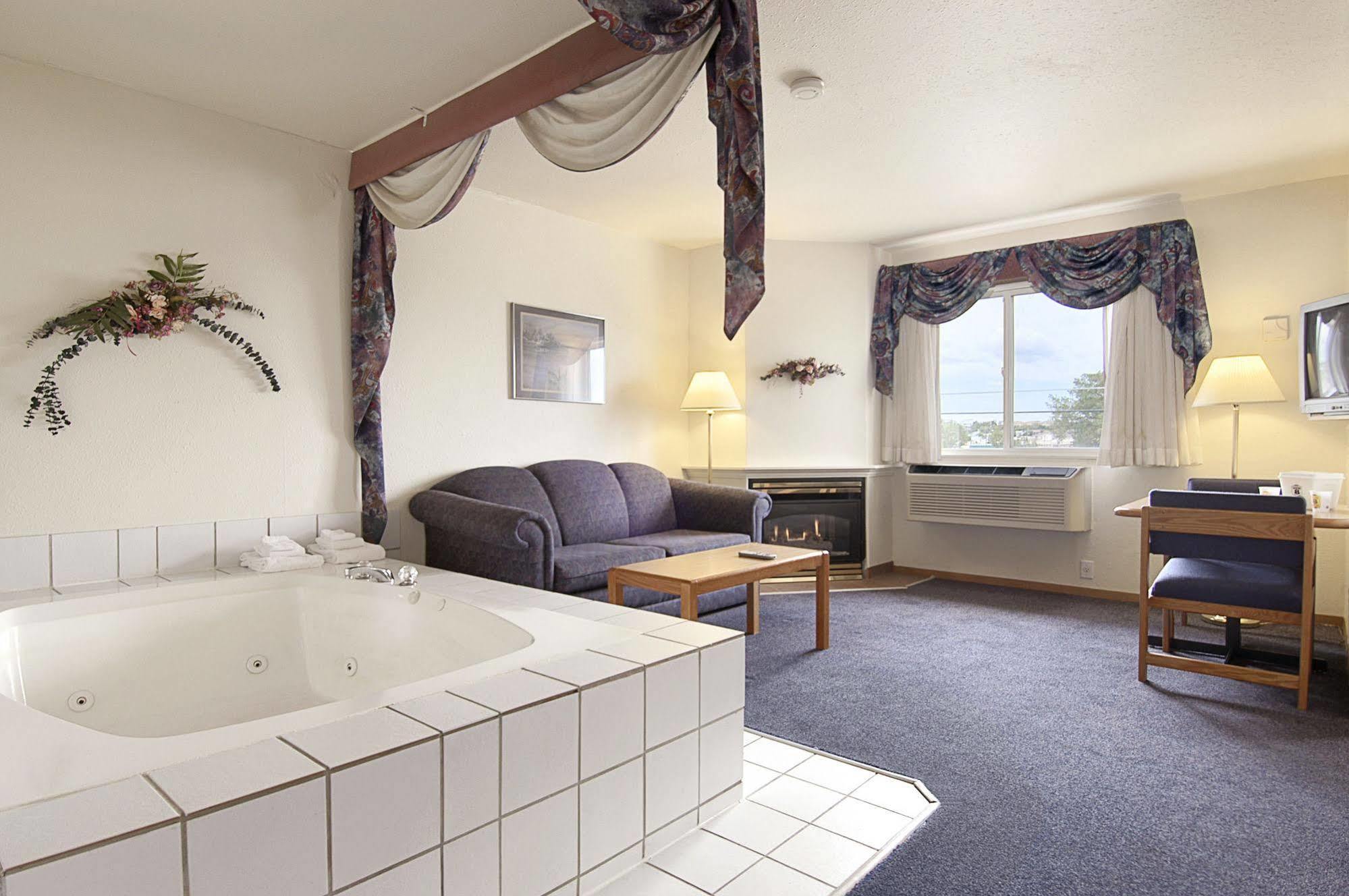 Super 8 By Wyndham Swift Current Hotell Rum bild