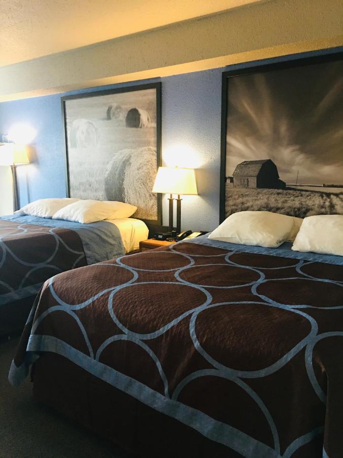 Super 8 By Wyndham Swift Current Hotell Exteriör bild